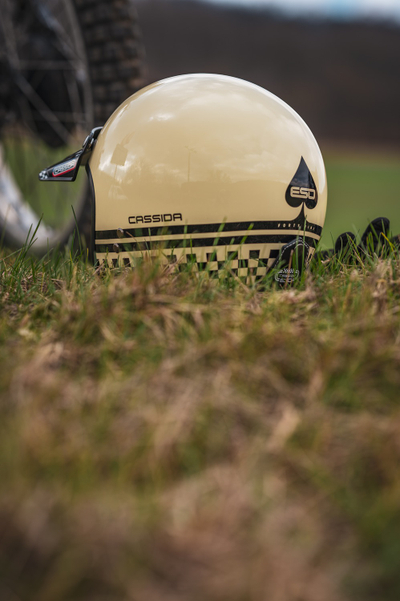 Helmetë motori Cassida Eso Forty Nine 2026, fiberglass, e hapur, krem e zezë