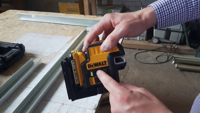 Nivel lazer DeWalt DCE0822D1R, vetënivelo, 10.8V Li-Ion, verdh e zezë