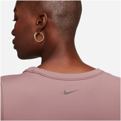 Bluzë Nike One Fitted Dri FIT, për femra, e bardhë