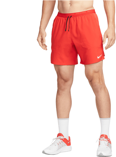 Shorce vrapimi Nike Stride Dri-FIT për meshkuj, me mbështjellës të brendshëm, të kuqe