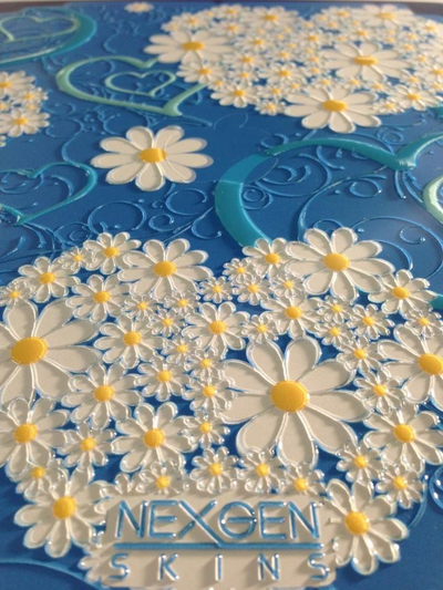 Stiker dekorativ Nexgen Skins Hearts and Daisies 3D për iMac 27\", me sfond blu