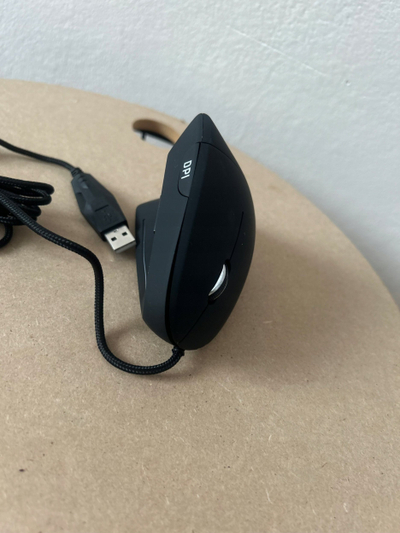 Maus MediaRange MROS231, ergonomik vertikal për dorën e majtë, 2400 DPI, USB, i zi