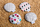 Jastëk termik me bërthama qershie Bocioland, 180g, koleksioni Grey Dots, gri me pika