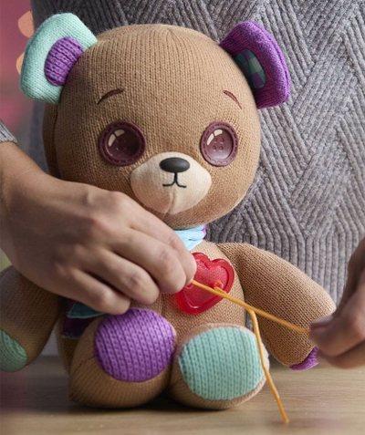 Arush pelushi interaktiv Cobi Orsetto Button Bear 23001, 36cm, për kalamaj 3–5 vjeç, ngjyrë kafe