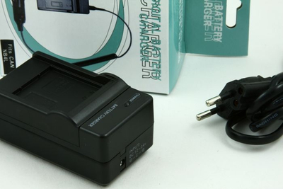 Полнач за батерија MASSA за Canon LP-E5, со AC кабел и автомобилски кабел, црн