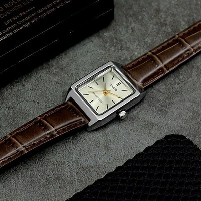 Ora dore Casio LTP-V007L-9E, me akrepa, me rrip lëkure, fushë ivory