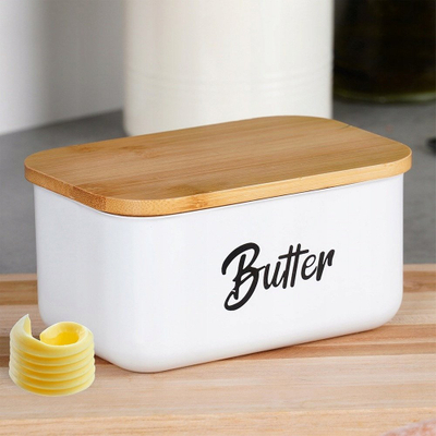 Enë gjalpi çeliku me kapak bambuje, me shkrimin Butter, e bardhë