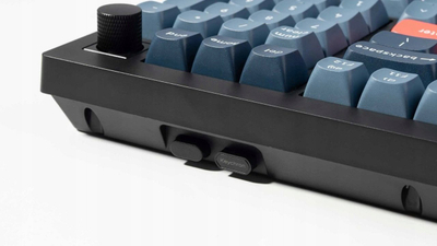 Tastierë mekanike Keychron V5 Max Wireless, RGB, hot swappable, Gateron Jupiter Banana, karbon e zezë