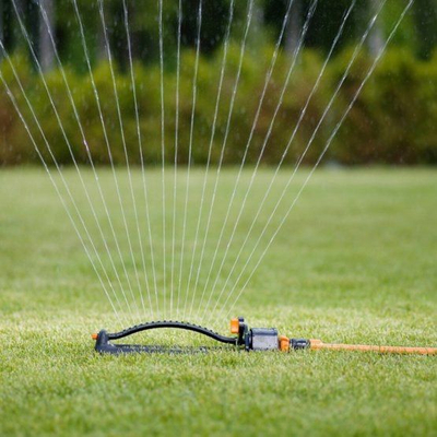 Spërkatës kopshti Fiskars 1023659, oscilues, plastik, i zi me portokalli