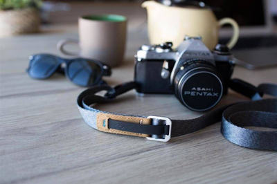 Rrip qafe për aparat Peak Design Leash v3, i rregullueshëm 83–145 cm, gri ash