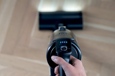 Fshesë me korrent vertikale Hoover HF610HX 011, pa kabllo, 40 min, 0.7L, e zezë