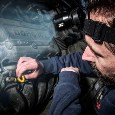 Fener koke Cat CT4200, 220 lumens, fokus që e rregullon vetë, i zi