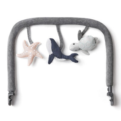 Hark lodrash për bebe Ergobaby Evolve Ocean Wonders, me lodra pelushi, për karrige Evolve, gri charcoal