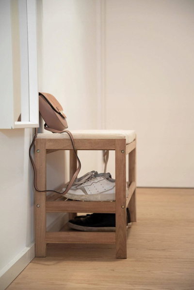 Stoli garderobe Home24 Acina, me vend për rujtje, ngjyrë dru natyral