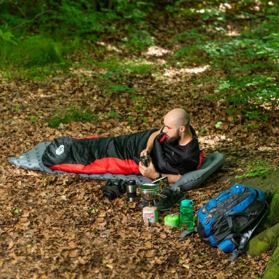 Thes fjetje Nils Camp NC2012, model mummy, deri 10°C, i zi me të kuqe