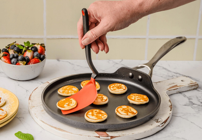 Spatulë kuzhine Dreamfarm Mini Chopula, najlon që s’e merr flaka kollaj, e përshtatshme për enë jo ngjitëse, e kuqe