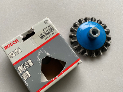 Furçë rrotulluese Bosch me tela çeliku 0.5mm, konike, 115mm, filetë M14