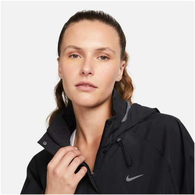 Спортска јакна Nike Storm-FIT за жени, со капуљача, отпорна на ветер, црна