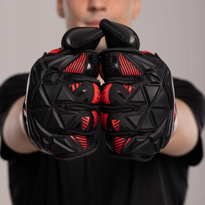 Doreza portjeri Football Masters Invictus X Pro S953211, kapje e fortë, mbyllje me Velcro, të zeza me të kuqe