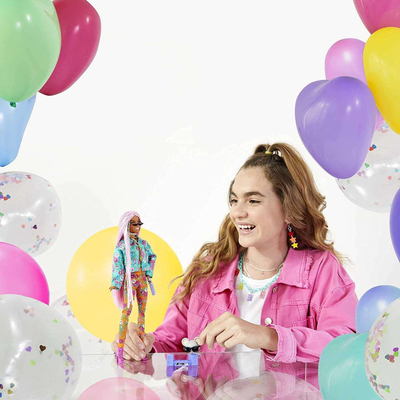 Kukull Barbie Extra, me xhaketë me lule, set joggers, me mi DJ