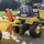 Traktor lodër Komatsu FA286C, me pedale që hipet sipër, me rimorkjo, i verdhë