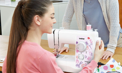 Makina qepëse Brother KE14S Little Angel, 14 programe qepjeje, ndriçim LED, e bardhë