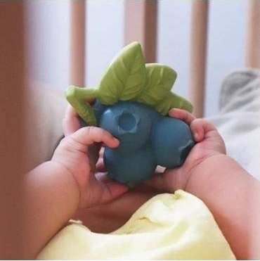 Kafshuese për bebin Oli & Carol Jerry the Blueberry, gome natyrale, 8 cm, blu