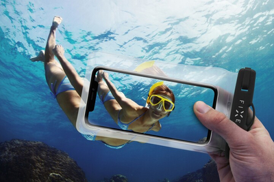 Këllëf i papërshkueshëm nga uji FIXED Float për celular, universal, IPX8, i zi