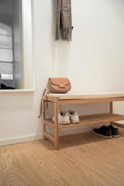 Stoli garderobe Home24 Acina, me vend për rujtje, ngjyrë dru natyral