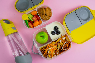Kuti ushqimi b.box Mini Snack Box, 2 ndarje, me dorezë, blu e errët
