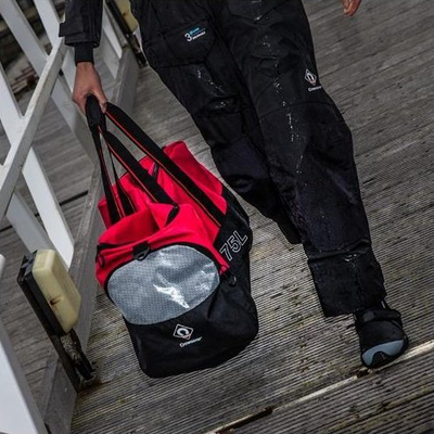 Çantë sporti Crewsaver Crew Holdall 6961-100, 75L, me rrip shpatulle, e kuqe me të zezë
