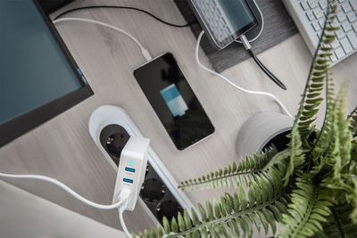 Karikues universal Digitus me 4 porta, USB C edhe USB A, 100W, i bardhë