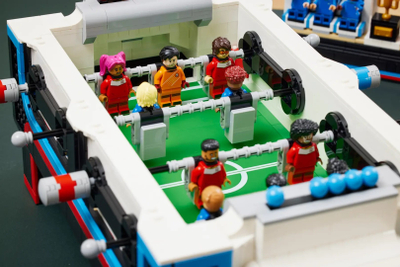 Lodër LEGO Ideas Table Football 21337, tavolinë mini futbolli, 22 minifigura, shumengjyrëshe