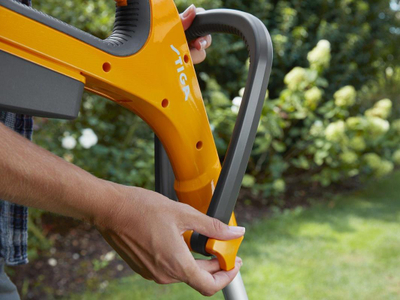 Trimmer bari Stiga GT 100e, 20V, bateri 2.0Ah me karikues, i verdhë