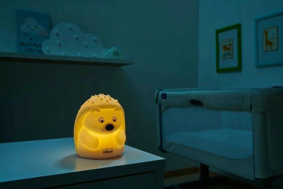 Dritë nate Chicco Sweet Lights Hedgehog, në formë iriqi, e vogël, e lëvizshme, me shumë ngjyra