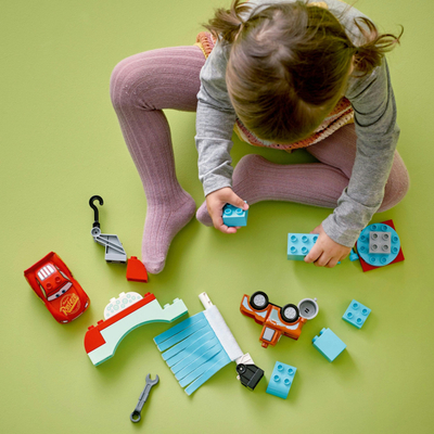 Lodër ndërtimi LEGO Duplo 10996 Cars, lavazh makinash, 2+ vjeç, shumëngjyrëshe