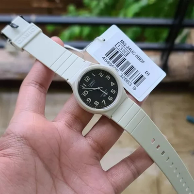Ora dore Casio MQ24UC-8B, analog, rezistente ndaj ujit, e bardhë