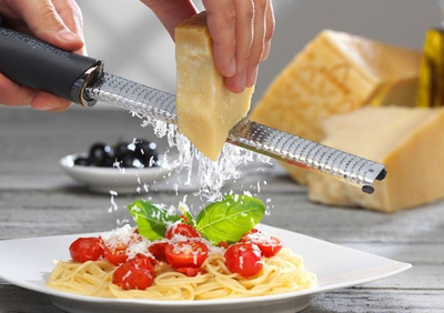 Rende Microplane Premium, grirëse edhe zester, çelik inox, e zezë