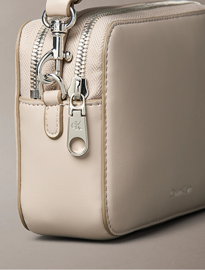 Çantë Calvin Klein Webbing Camera Bag LV04F3165G, me dy rripa, e bardhë