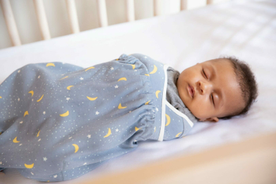 Mbështjellëse për bebe Ergobaby Swaddler Stellar, pozicion i shëndetshëm i ijeve, motiv yje dhe hënëza, blu