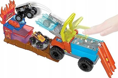 Set loje Hot Wheels Monster Trucks 5 Alarm Rescue, Color Shifters, me 1 monster truck dhe 2 makina, shumëngjyrësh