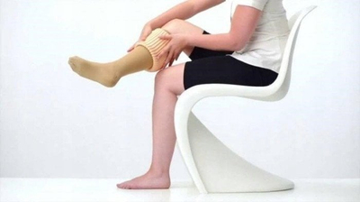 Set për veshjen e çorapeve të ngjeshjes Sundo, me rul silikoni, plastik