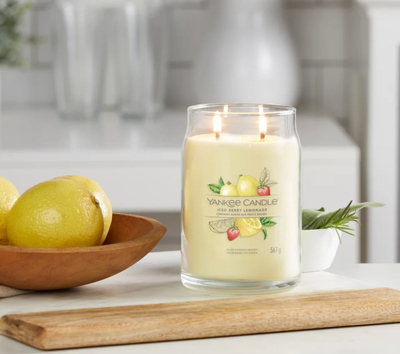 Qiri aromatik Yankee Candle Signature Iced Berry Lemonade, 567g, në kavanoz xhami