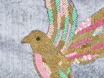 Këllëf jastëku për zbukurim Velvet, 45 x 45 cm, me zog të qëndisur, gri