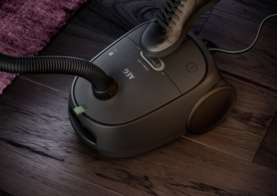Fshesë me korent AEG Clean 6000 ECO AB61C2OKO, me thes, trup nga 65% plastikë e ricikluar, gri