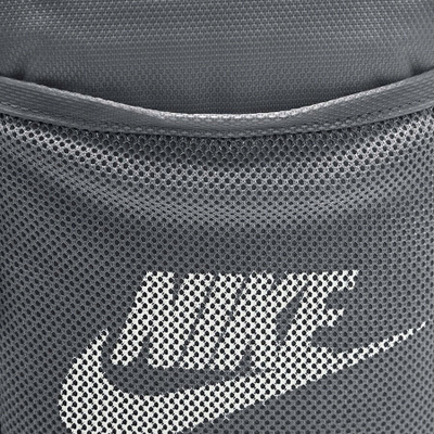 Çantë krahu Nike Heritage BA5871-084, rrip që regullohet, xhep me zinxhir, gri