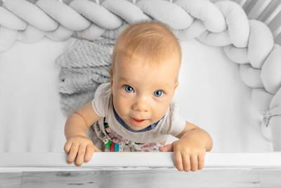 Mburojë krevati për bebe Sensillo Braid, 210 cm, pambuk, ngjyrë mint