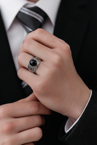 Unazë Silver me Gur të Zi – Stil i Fuqishëm dhe Elegant