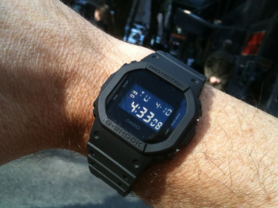 Orë dore Casio G/G Shock DW 5600BB-1