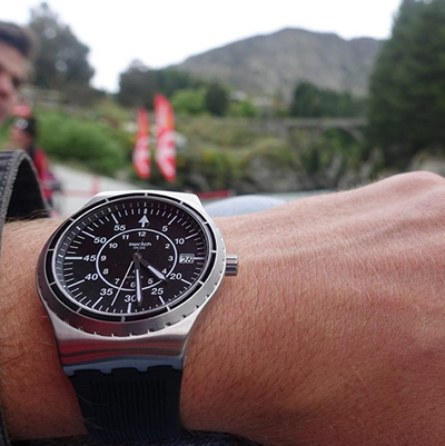 Orë dore Swatch Sistem Arrow YIS403